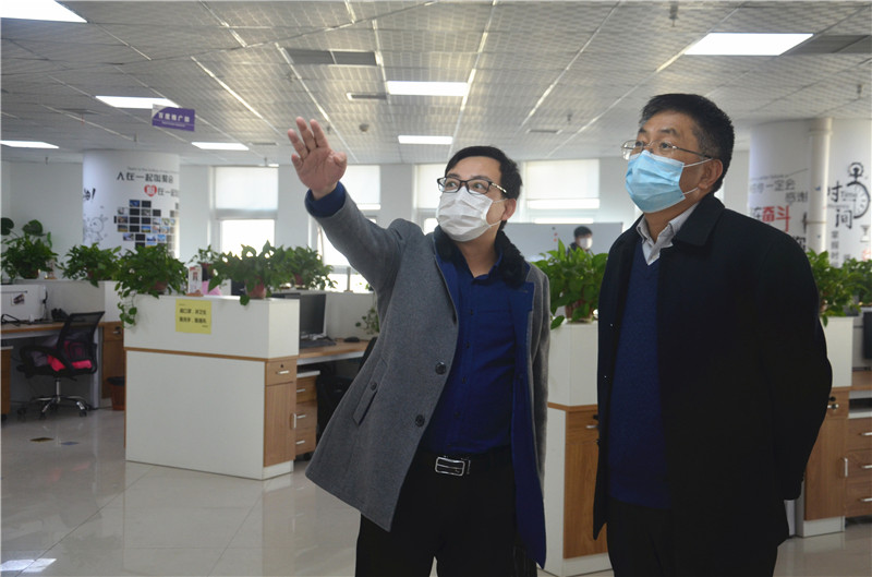 中共安陽市委統(tǒng)戰(zhàn)部副部長、市工商聯(lián)黨組書記郭洪俠一行調(diào)研安陽青峰防疫工作和復工復產(chǎn)情況